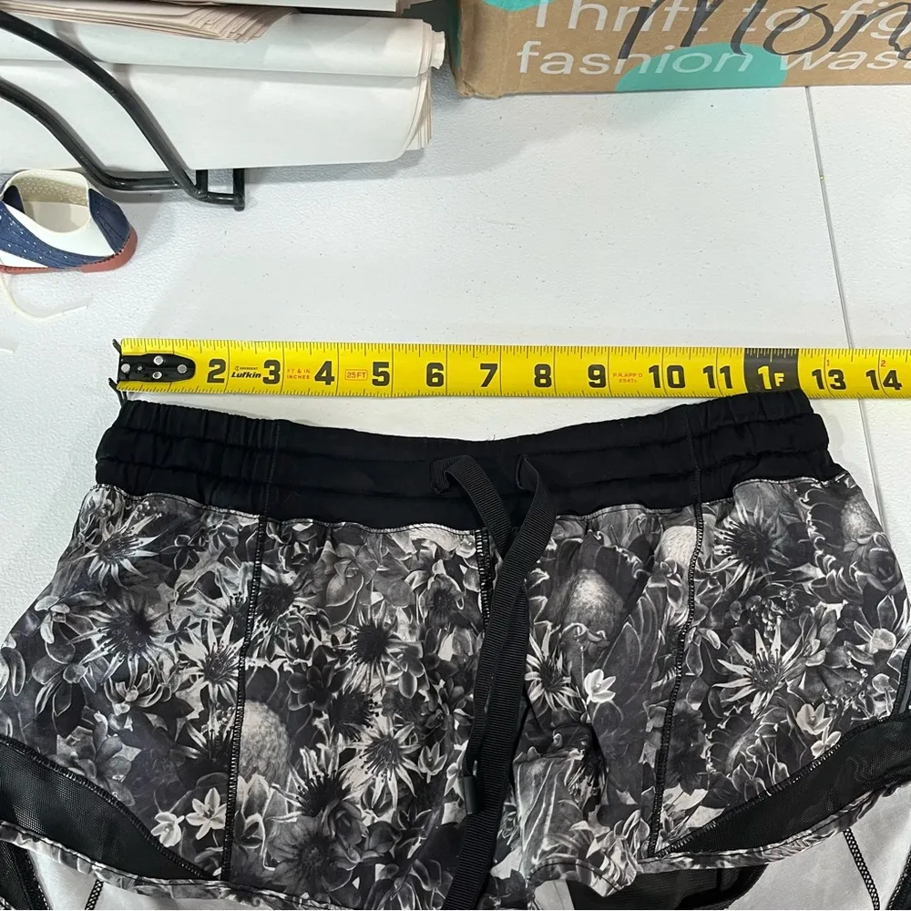 Lululemon Hotty Hot Short Flowabunga Black Angel Wing / Black Womens 4 Lined - Image 7