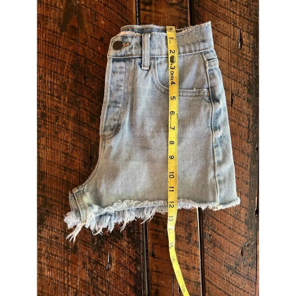 CELLO High Rise Mom denim jean shorts with hidden button up fly, Size XS. - Image 9