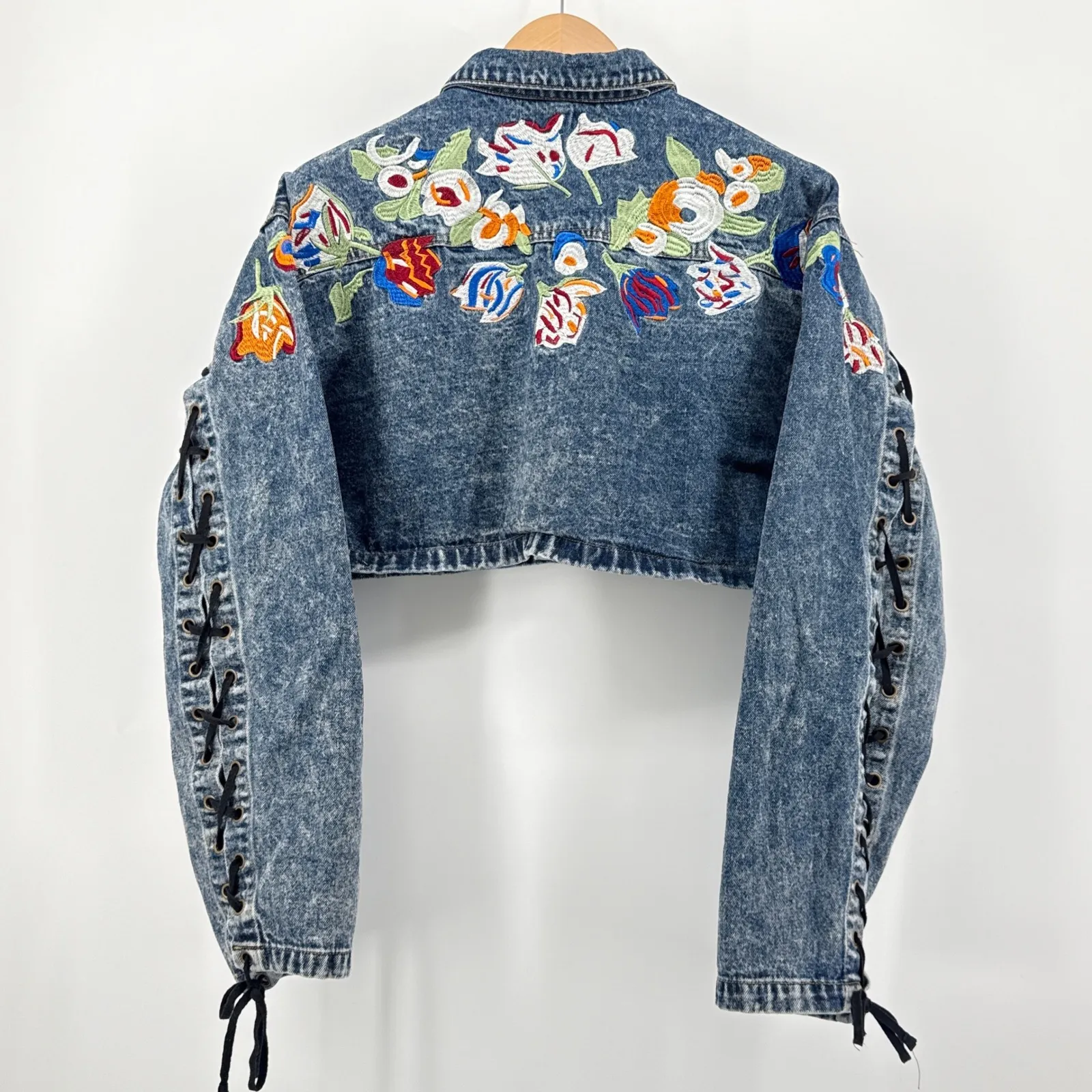 POL Embroidered Cropped Denim Jacket Lace Up Sleeves Acid Wash Blue Floral Large - Image 7