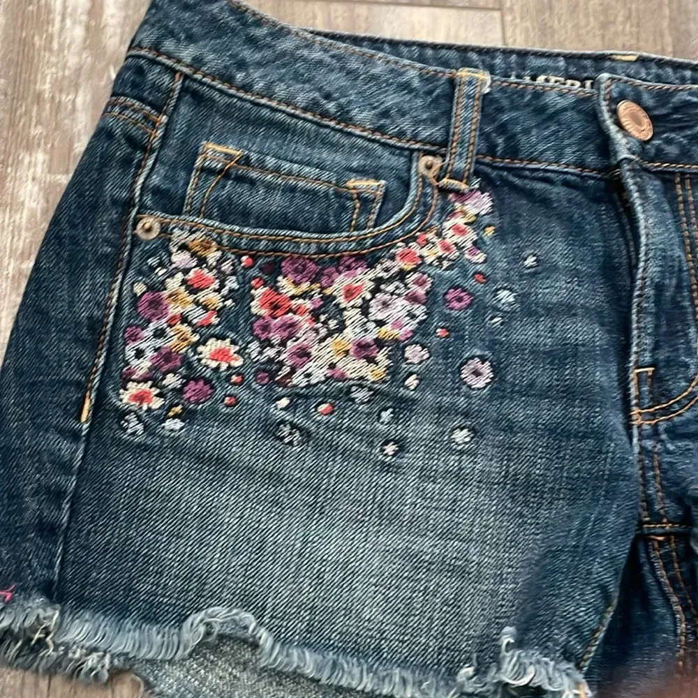 American Eagle  floral denim jean shorts size 6 - Image 2