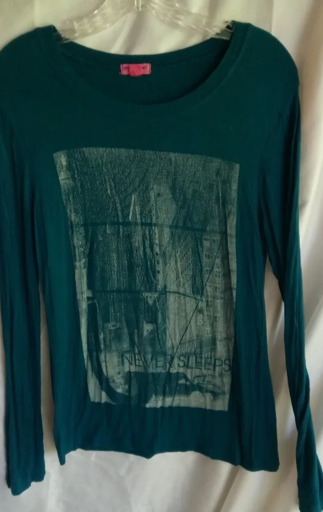 Love Peace Hope M/L NYC "Never Sleeps" Top Green Size L - Image 2