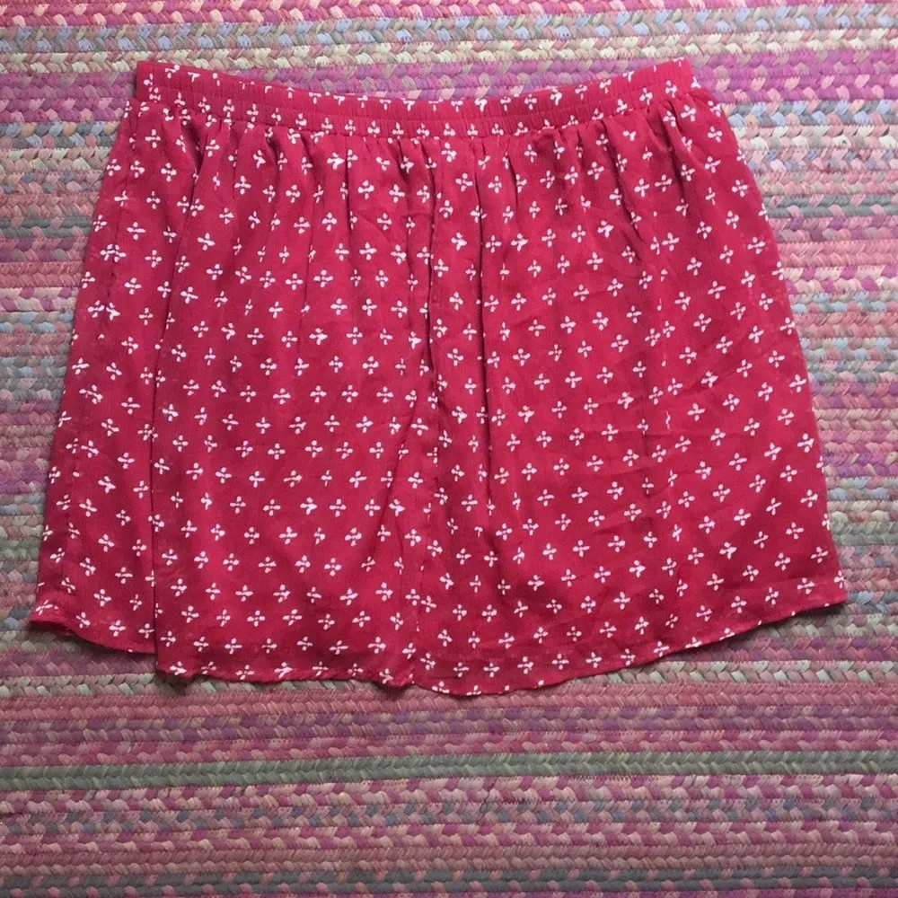 RED GEOMETRIC PRINT OLD NAVY FLOWY MINI SKIRT - Image 4