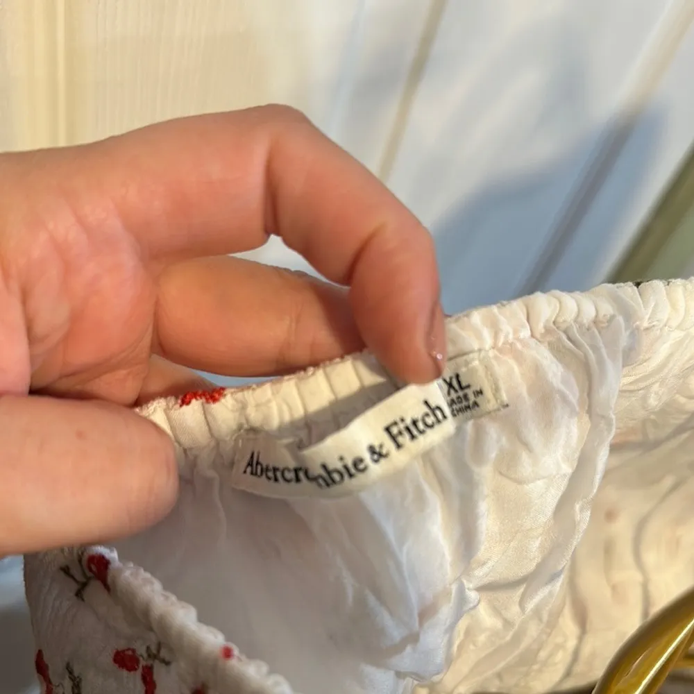 Abercrombie & Fitch cherry red and White Puff Sleeve smocked crop Blouse Size XL - Image 6