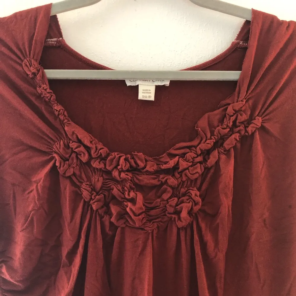 Coldwater Creek Top Maroon Ruffle Front Scoop Neck Short Sleeve Sz S EUC - Image 4