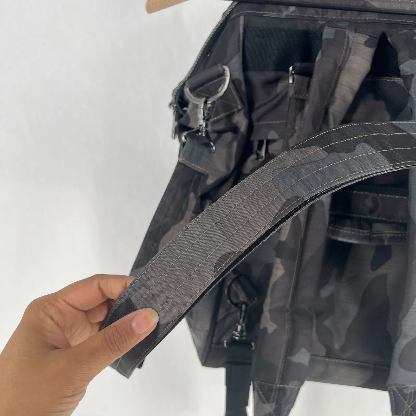 Lug Via 2 Women Multi Camo Multipurpose Pockets Detachable Strap Convertible Bag Gray - Image 4