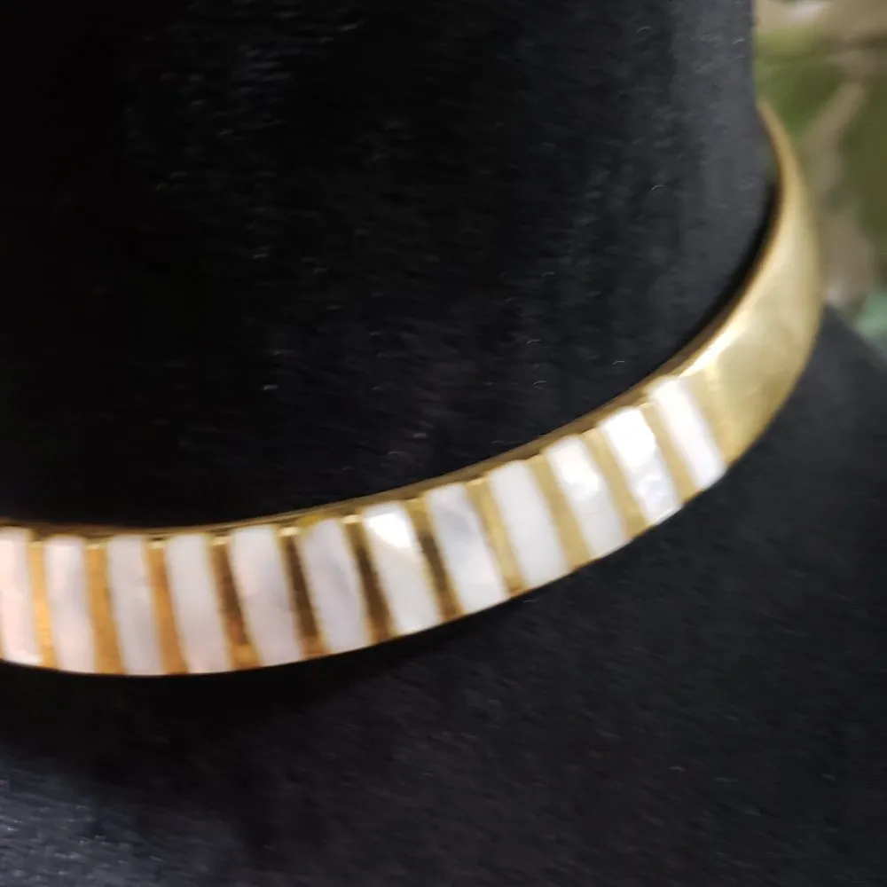 Women Fashion White Shell Inlay Brass Tone Choker Necklace - Image 3