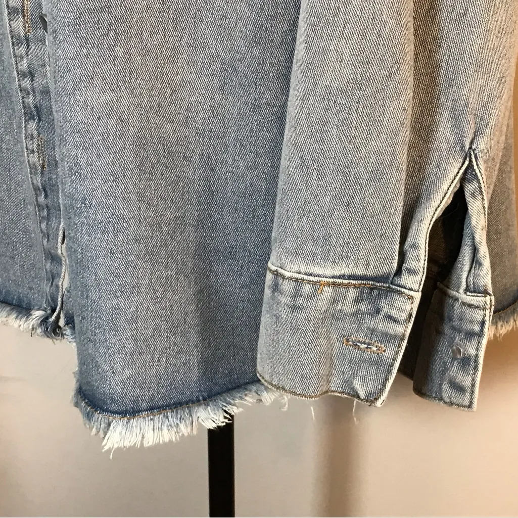 VINTAGE LADIES DENIM BUTTON DOWN SHIRT WITH FRAYED BOTTOM SIZE XXL Blue - Image 4