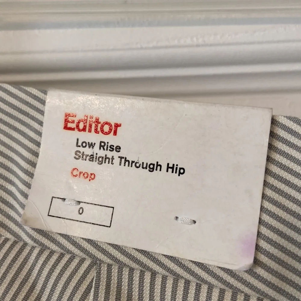 EXPRESS Editor Low Rise Straight ThroughHip Crop Panta/Shorts size 0 brand new - Image 4