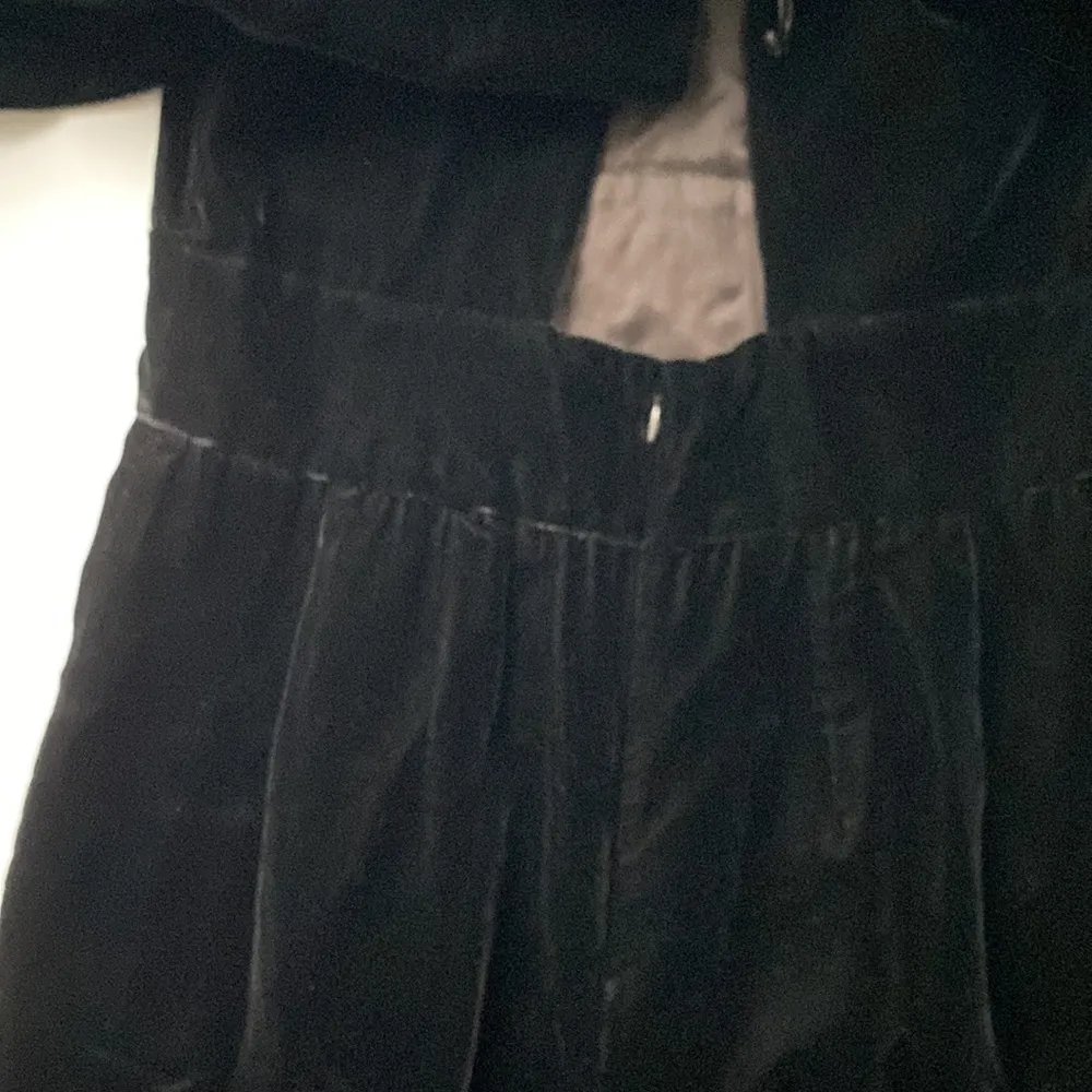 Vintage 90s Liz Claiborne black velvet open back formal cocktail dress, size 12 - Image 11