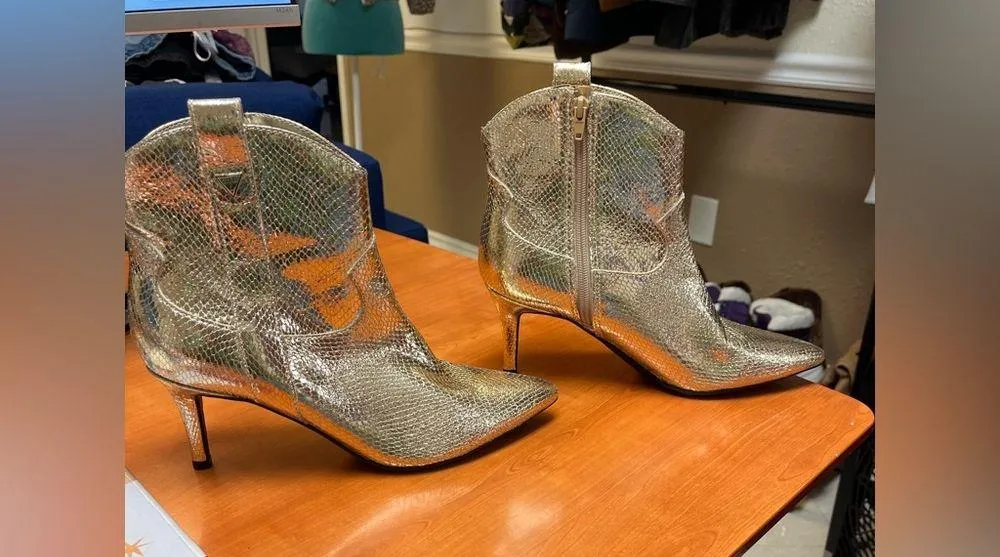 Guess Women’s Metallic Embossed Snakeskin Pointed Toe Heeled Ankle Boots Size 9M - Image 10