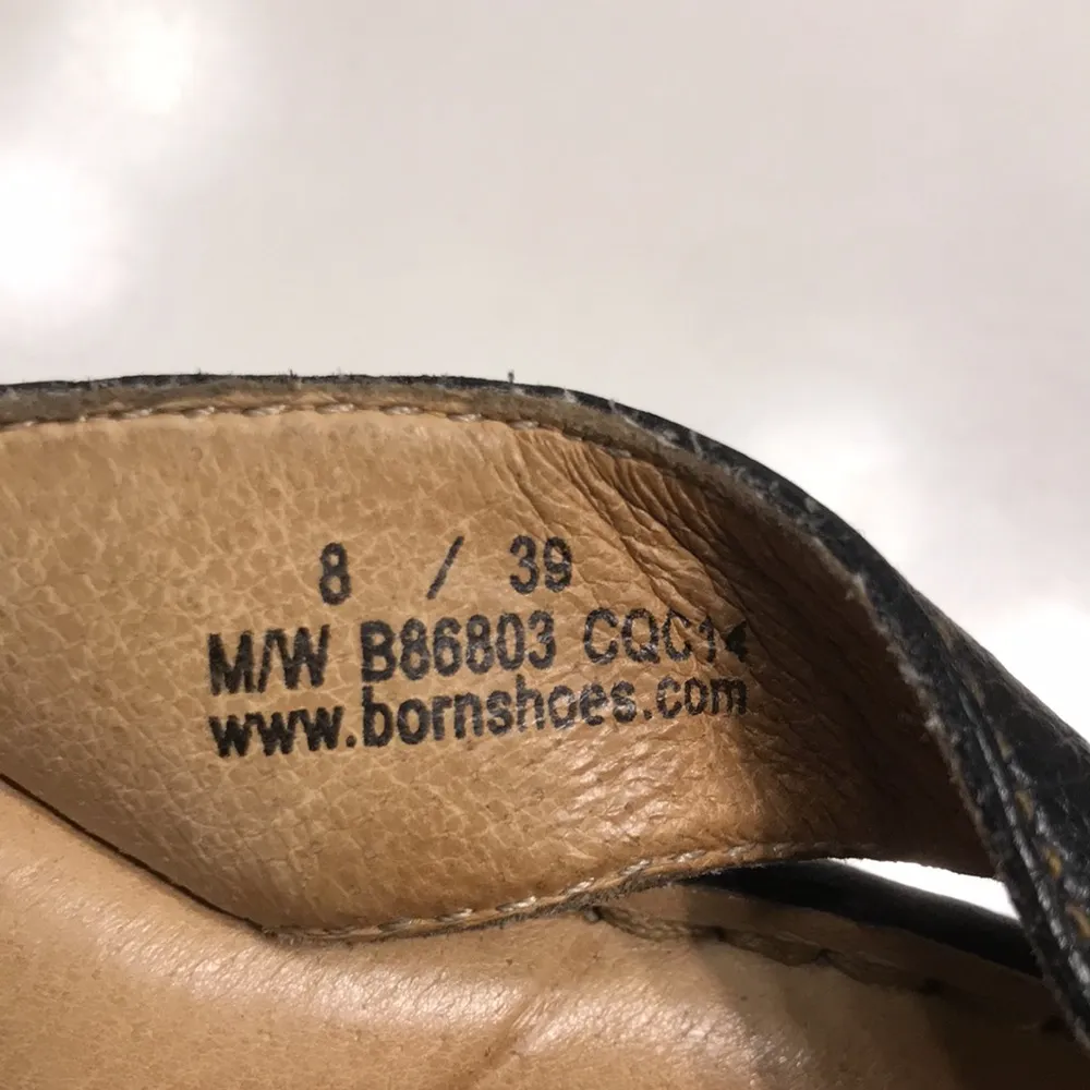 Born Women’s Pebbled Leather Black Cushion Insole Thong Sandals Size 8 - Image 9