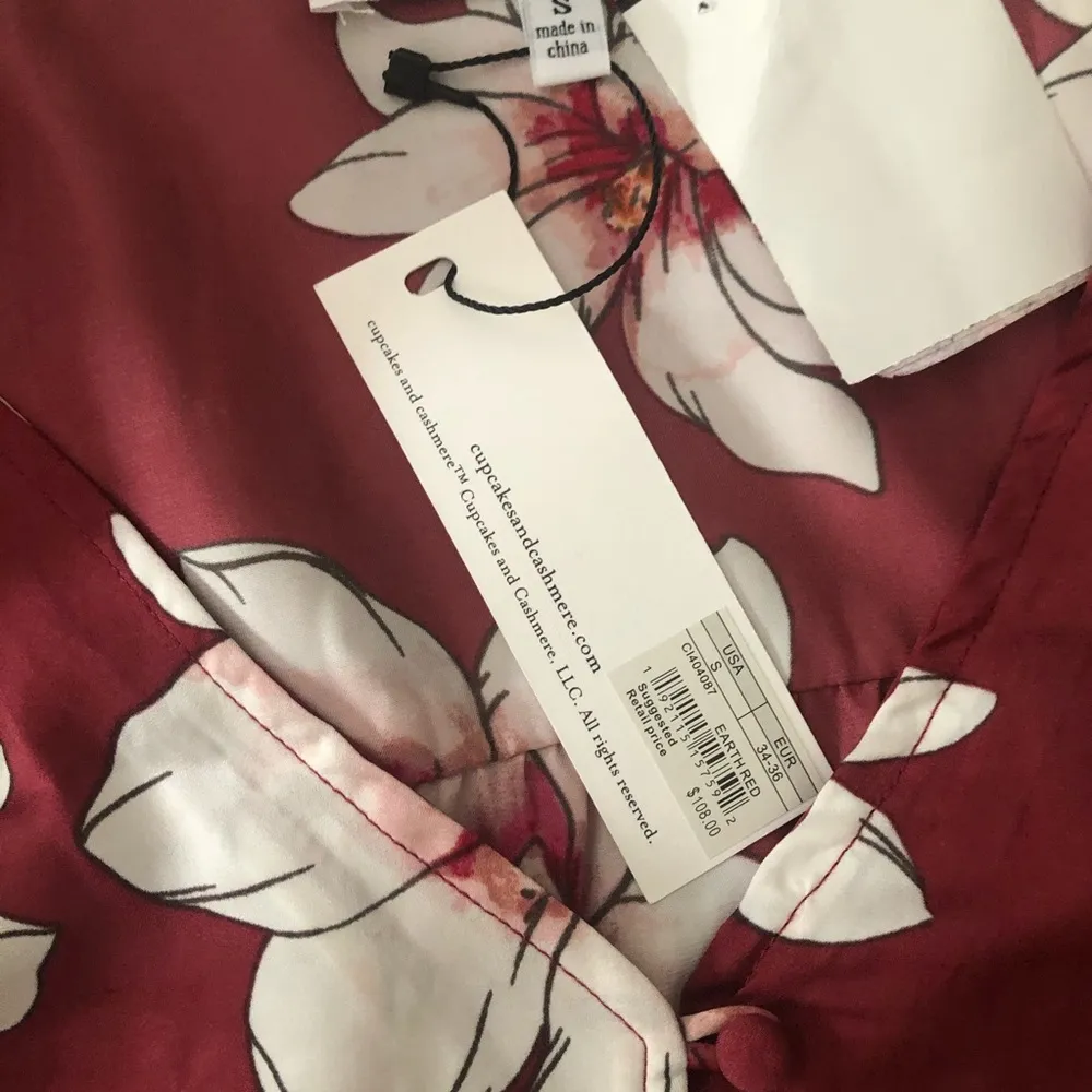 NWT cupcakes & cashmere red floral blouse small - Image 5