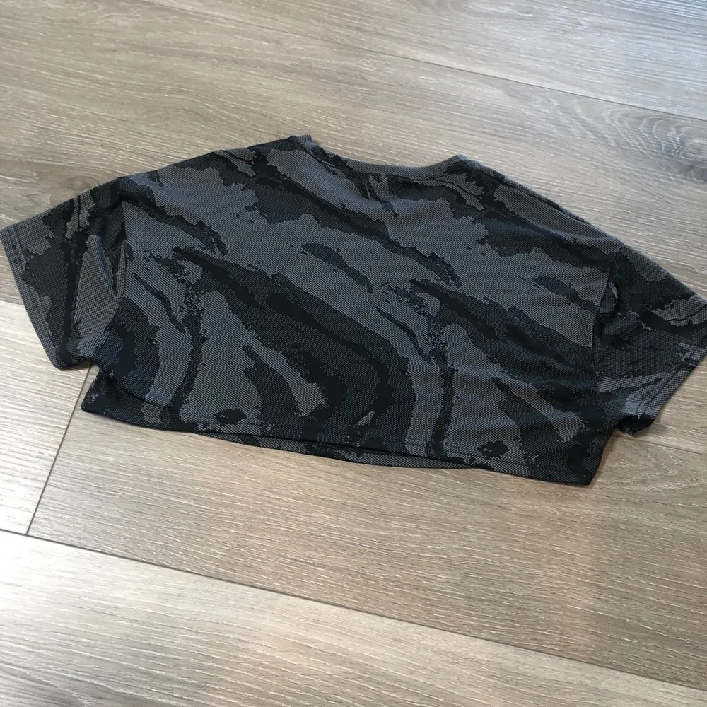 Gymshark Womens Cropped Black Camouflage Short Sleeve Athletic Shirt Size Small - Image 7