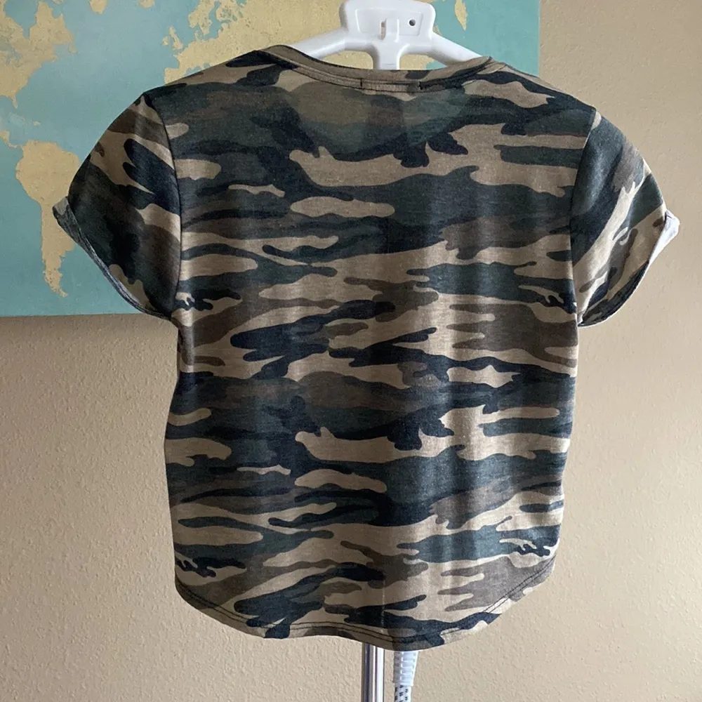 Camo rose cropped tee - Image 4