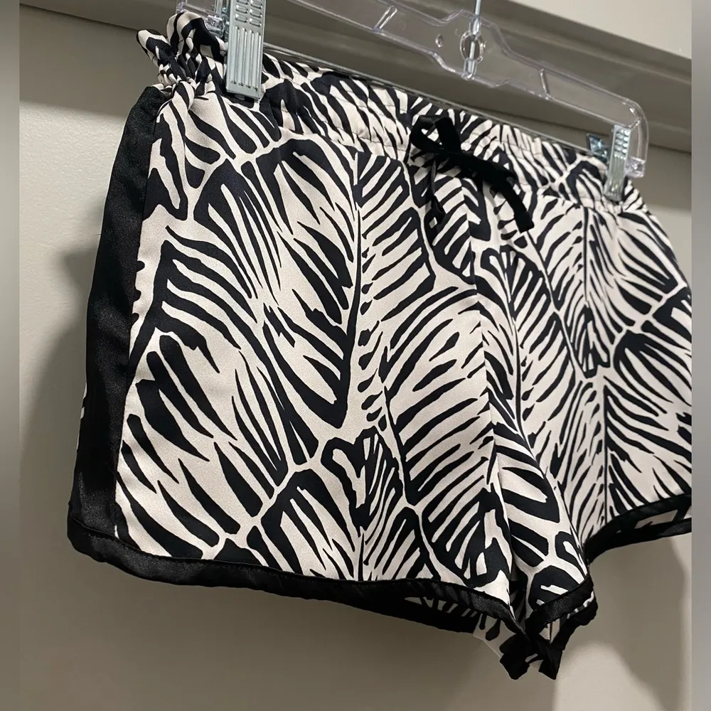 Black & White Zebra Striped Leaves Printed Lounge Shorts - S - Image 2