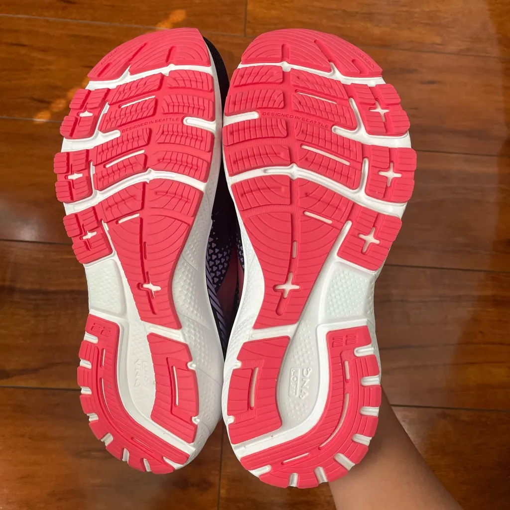 Brooks Women's Athletic Shoes - Image 4