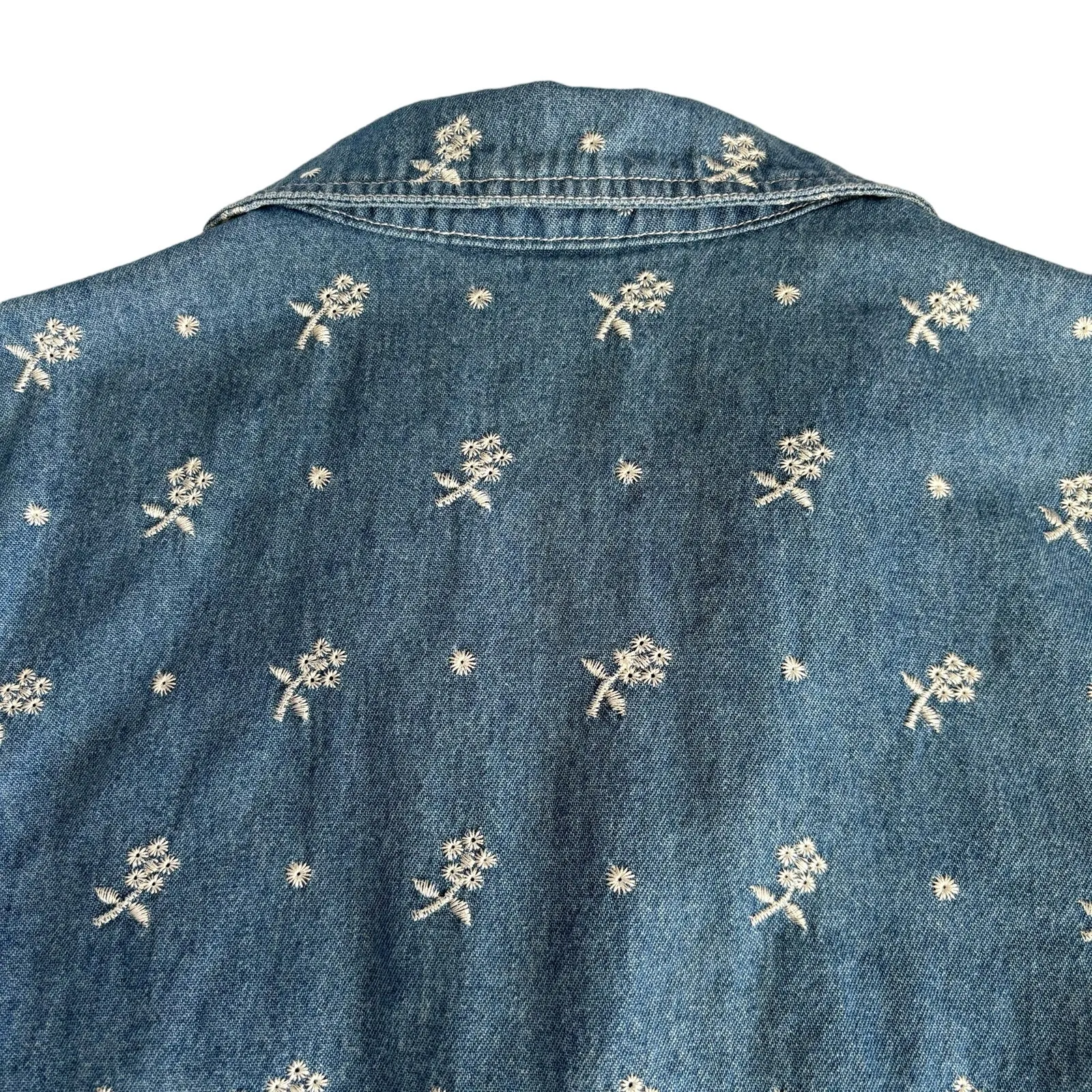 Denim & Co Short Sleeve Floral Eyelet Embroidered Jean Chambray Zip Up Top Small - Image 6