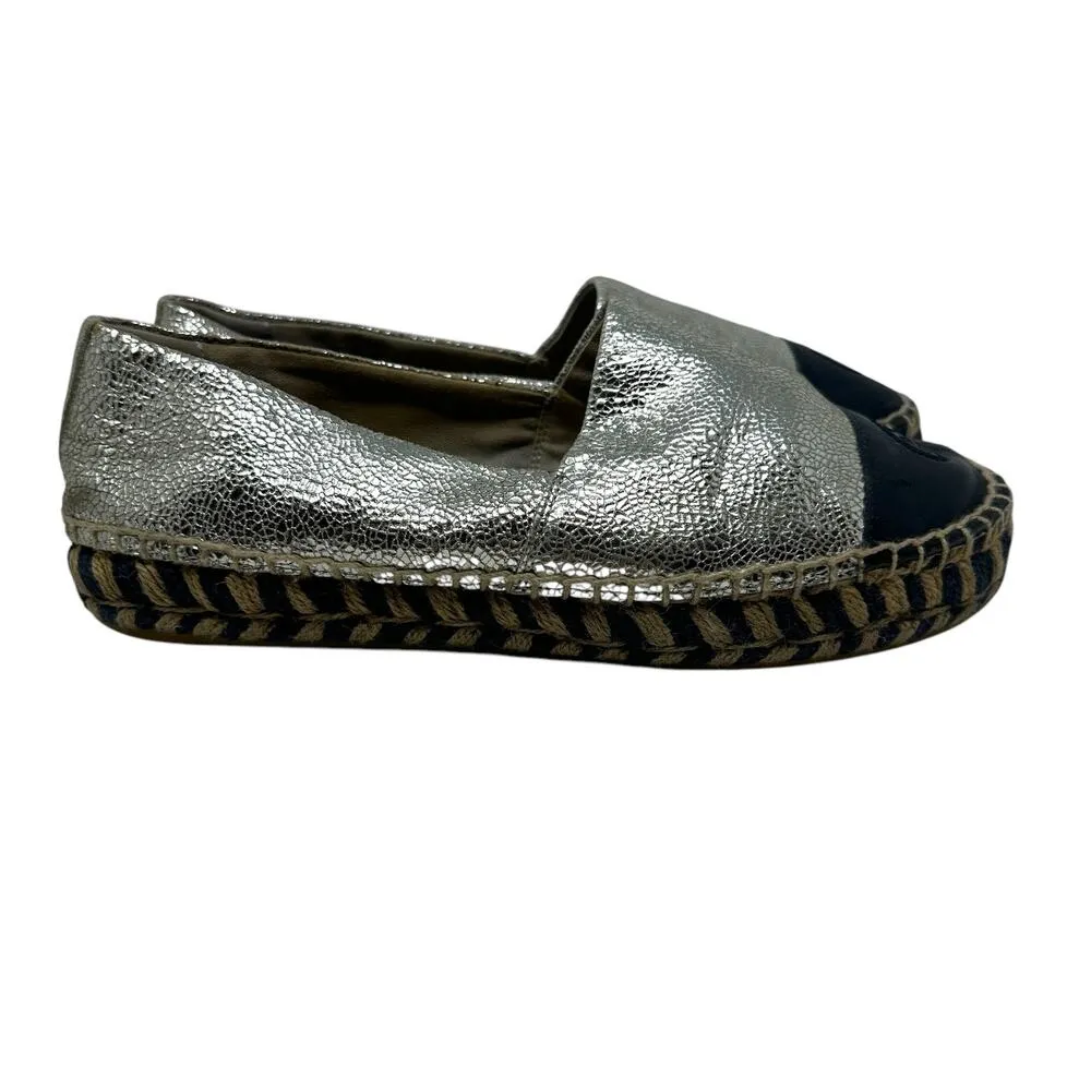 Tory Burch Silver‎ Metallic Monogram Logo Leather Cap Toe Espadrilles Size 8.5 - Image 5