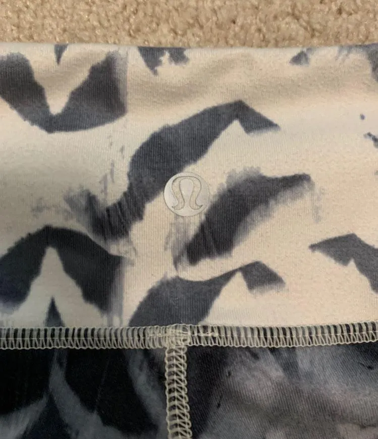 Lululemon super cool patterned, cropped lulu leggings  - Image 3