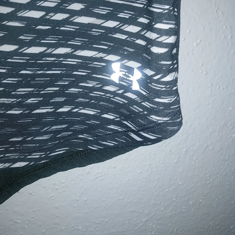 Under Armour Under Armor M Short Sleeved Athletic Running Top Black Silver - Image 2