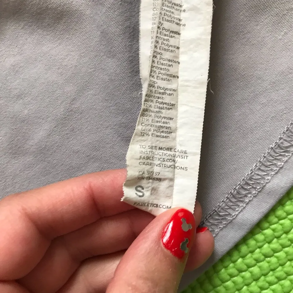 Fabletics Cashel Adjustable sleeve long sleeve ruched sleeve top S grey - Image 4