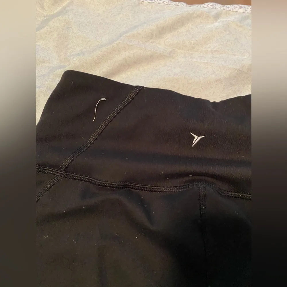 Old navy black elevate leggings with mesh on legs - Image 4