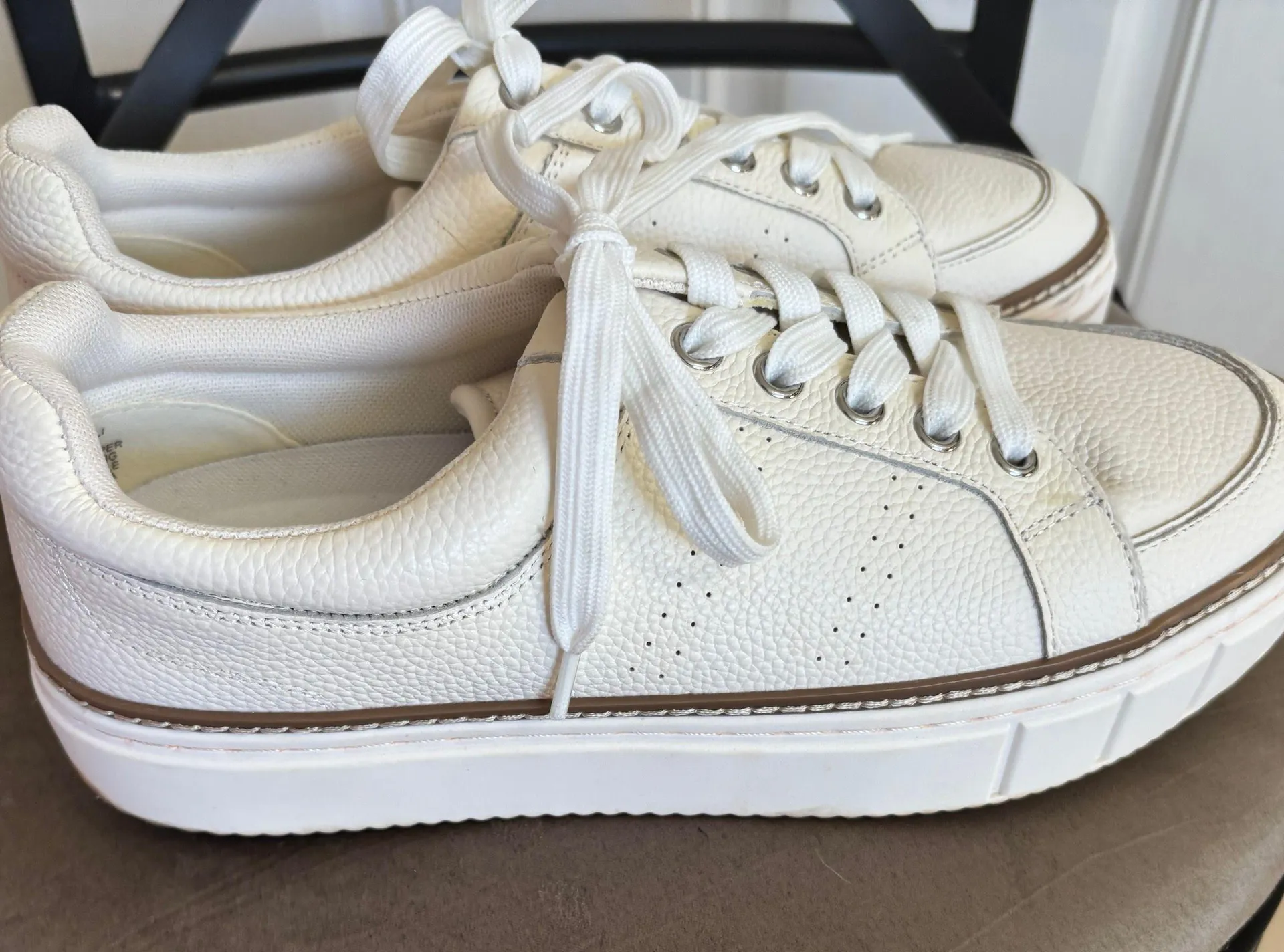 9m  Sneakers - Image 3