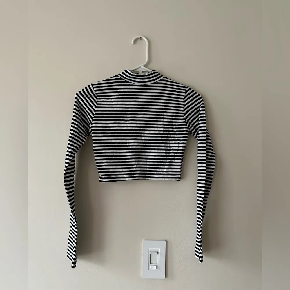 Forever 21 Black & White Striped Long Sleeve Crop Top Goth Punk Grunge Sz S NWT - Image 6