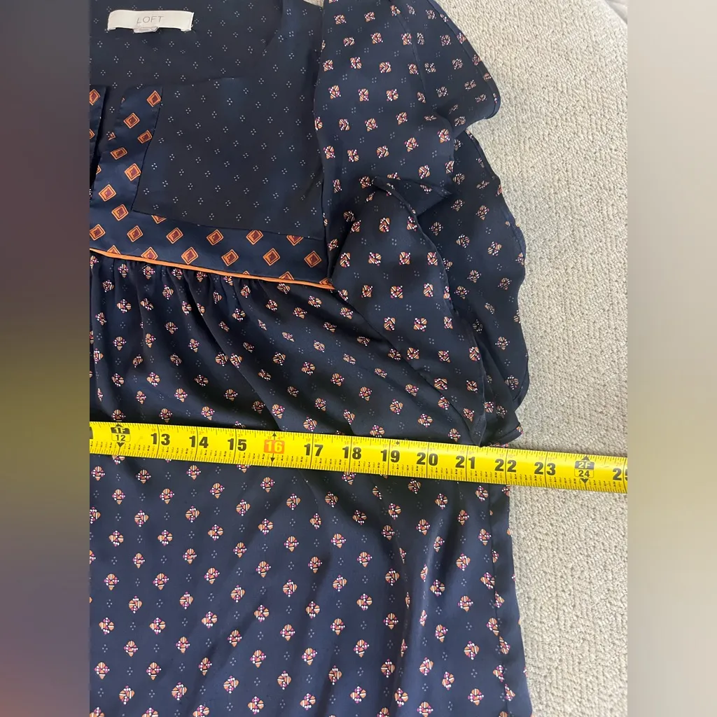 Loft Geo Split Neck Flutter Sleeve Flowy Top size Medium navy, and orange - Image 6