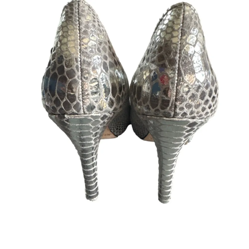 White House Black Market Silver Metallic Snake Print Pumps Size 6.5 - Image 4