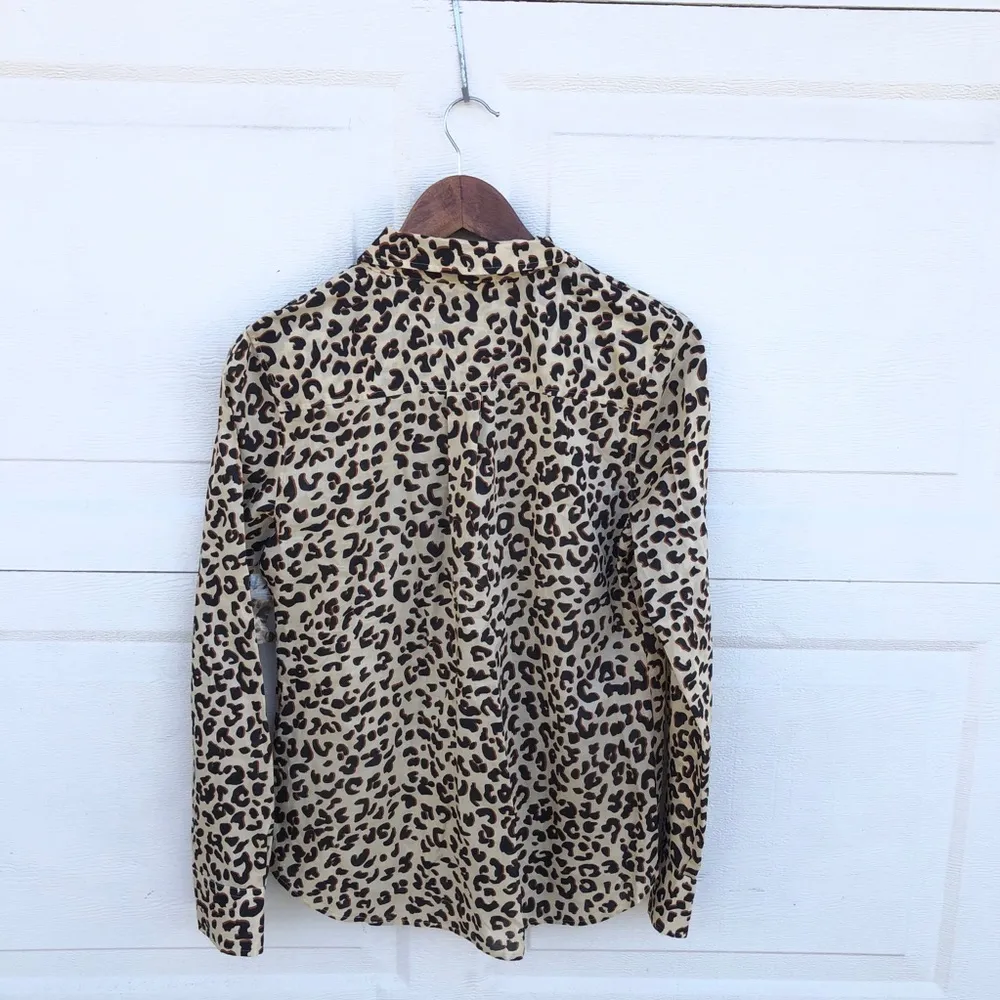 1901  Women’s Shirt Tan Shadow Leopard Button Up Blouse Small - Image 3
