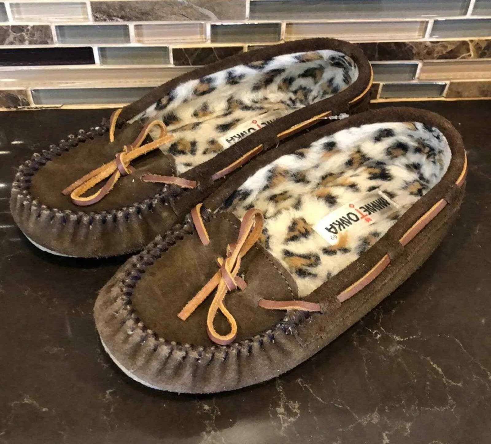 Minnetonka suede leather faux fur Lined Moccasin slippers Women's Size 6 - Image 2