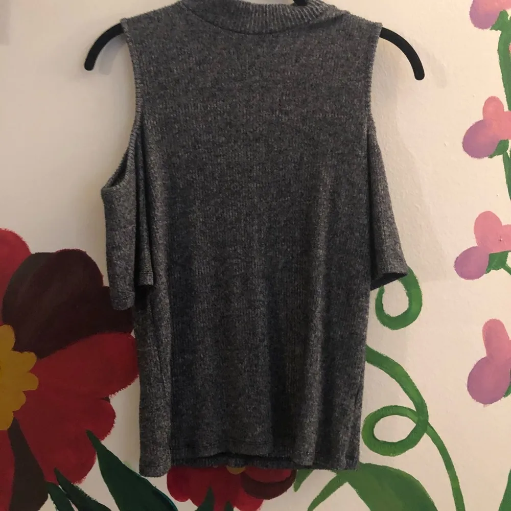Grey cold shoulder knit top - Image 5