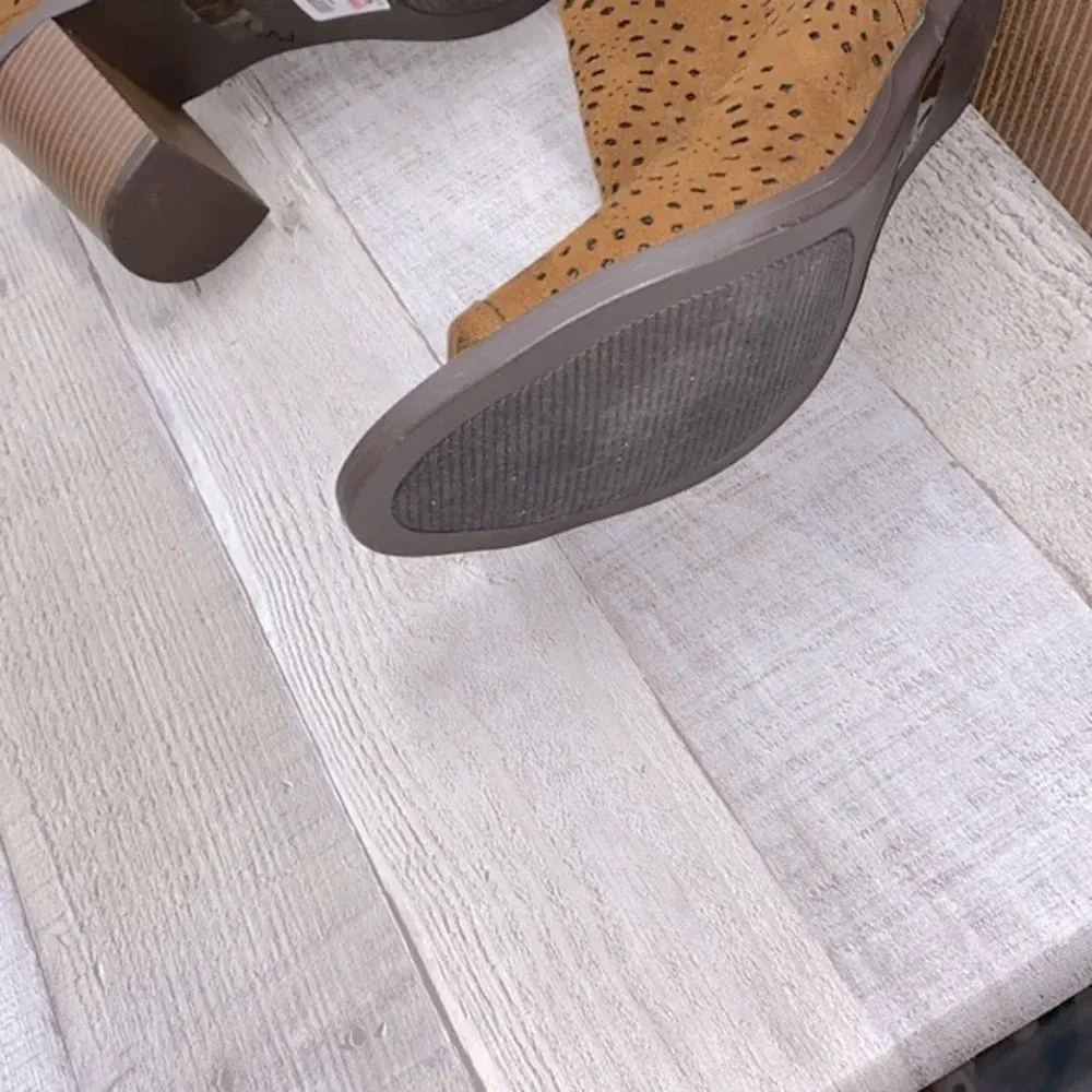 Comfort camel color heeled open toe booties size 9 new - Image 5