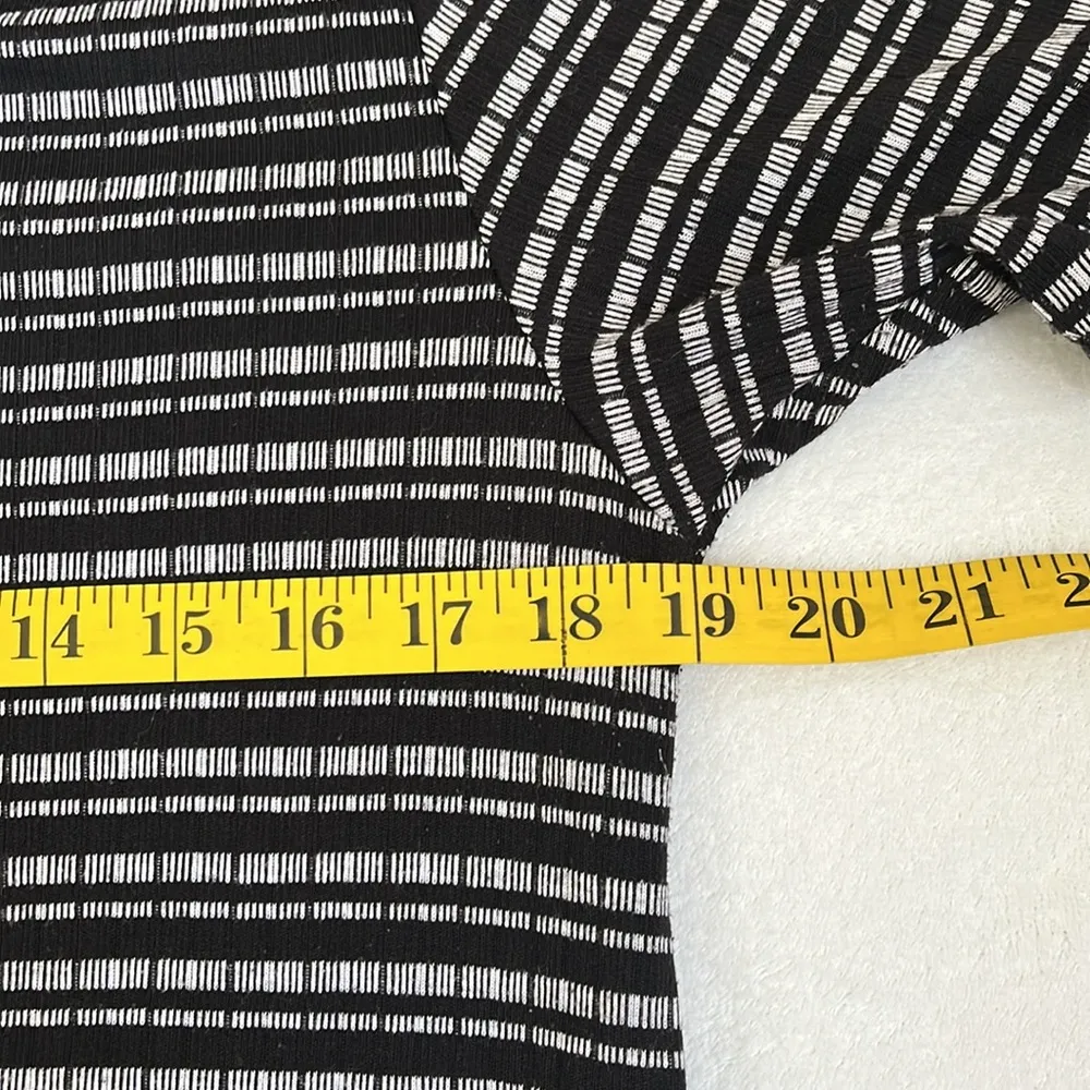 LuLaRoe Women’s Short Sleeve Top Size Medium - Image 6