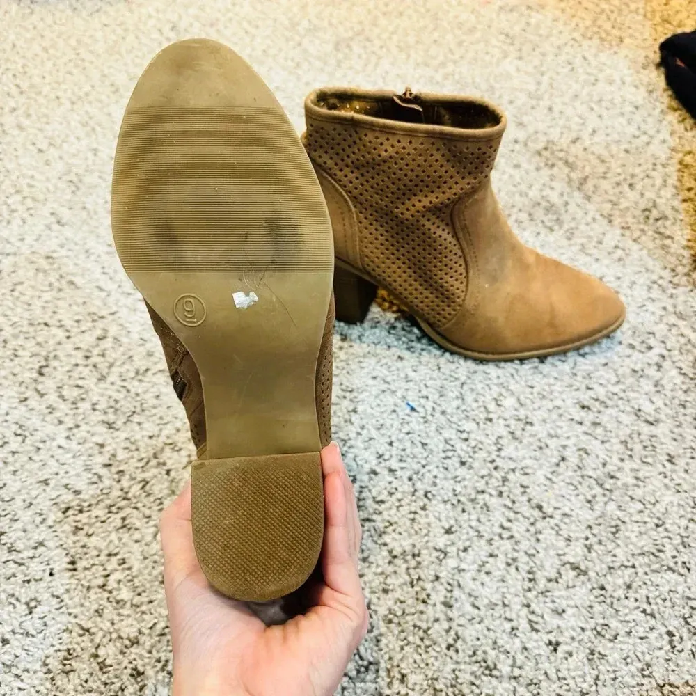 Universal Threads Beige Tan Heel Booties Size Women’s 9 - Image 4
