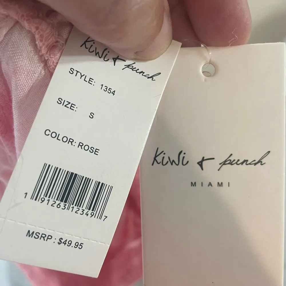 NWT Kiwi & Punch Women's Tie Dye Off Shoulder Crop Top Blush size small Pink - Image 4