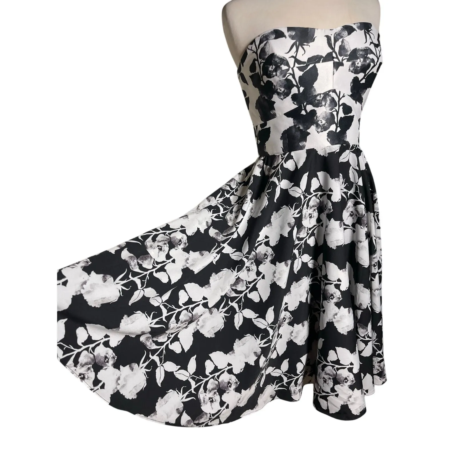 ANTHROPOLOGIE HUTCH Strapless Black and White Rose Fit and Flare Dress - Image 5