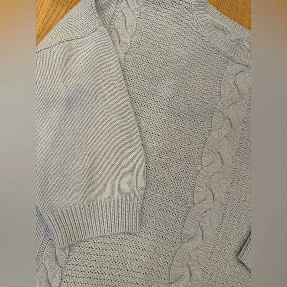 Light blue women’s cable knit short sleeve crewneck sweater size medium Silver - Image 7