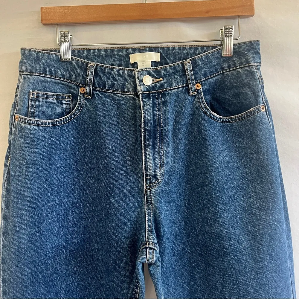 H&M Straight Denim Jeans Women Size 10 Medium Wash Ankle Slit Urban Edgy Modern - Image 3