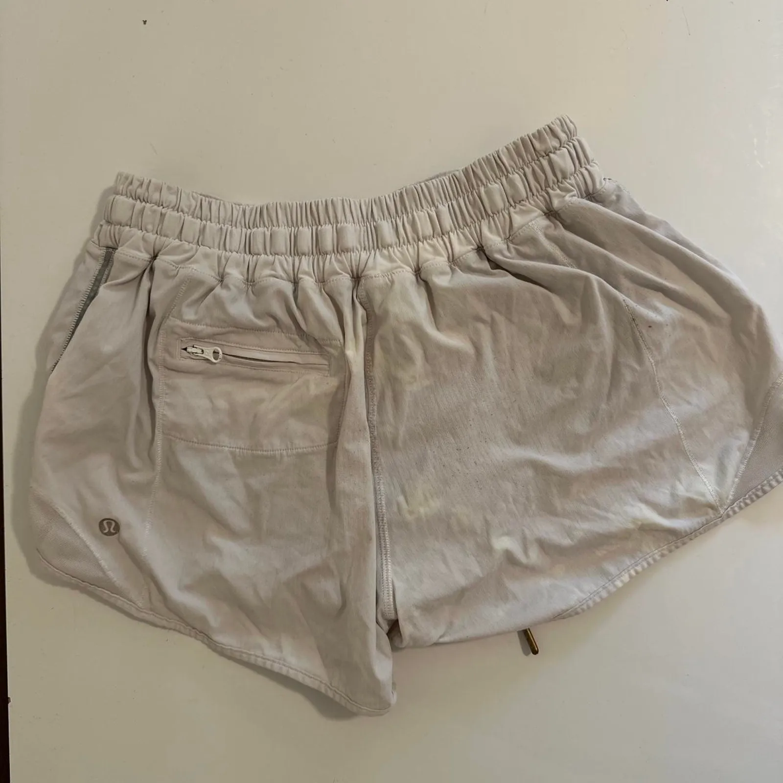 Lululemon shorts super cute White Size 6 - Image 3