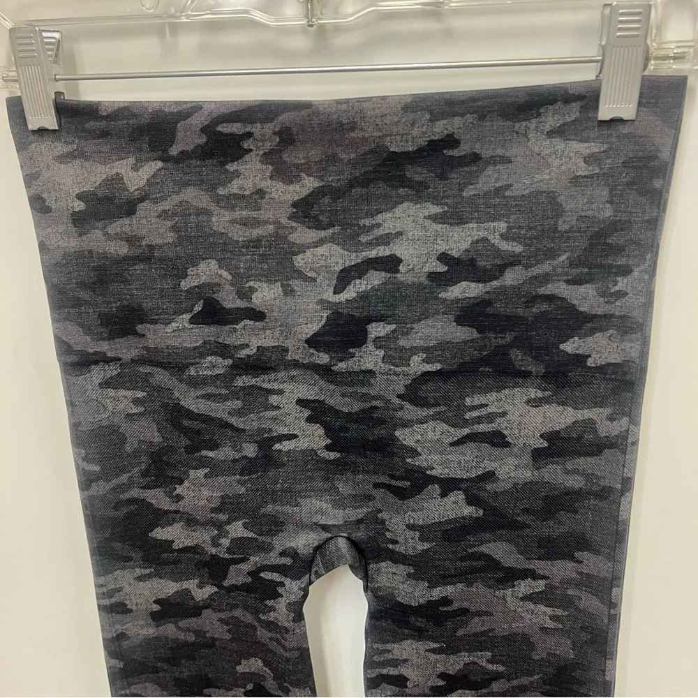 Spanx Look At Me Now Camouflage Seamless Full Length Leggings Dark Green Size L - Image 4