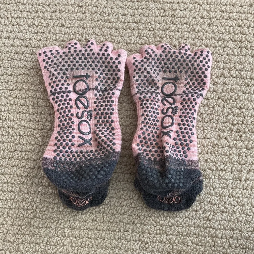 Toesox Half Toe Low Rise Grip Socks Size Medium Light Pink Barre Pilates EUC - Image 6