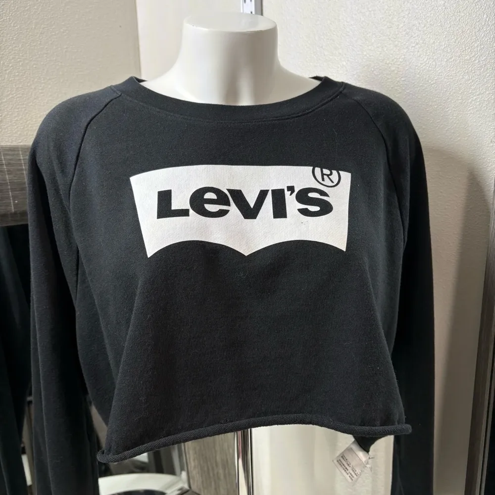 Levi’s woman’s long sleeve crop top shirt - Image 11