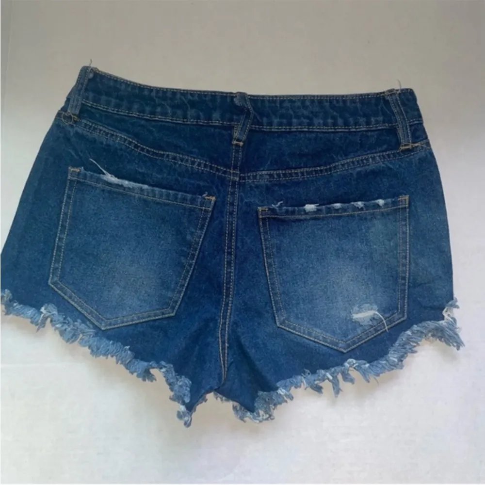 Nwot Refuge Ripped Womens Blue Denim Shorts size 0 distress jean button fly teen - Image 8