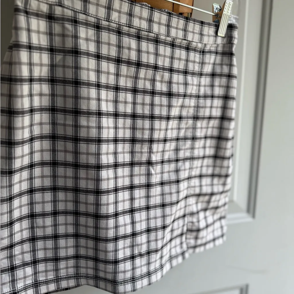 Hollister Black and White Plaid Mini Skirt - Image 2
