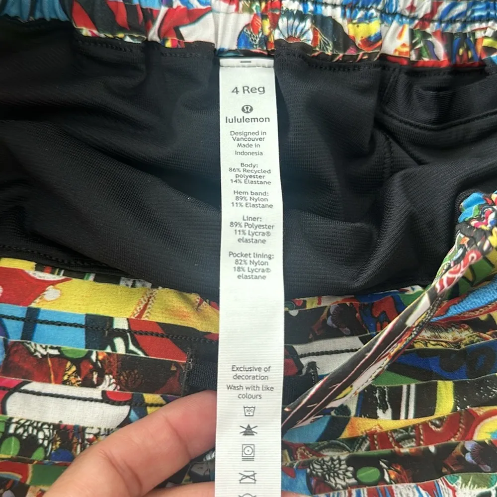 Lululemon RARE Seawheeze Hotty Hot Lego Shorts Size 4 - Image 5