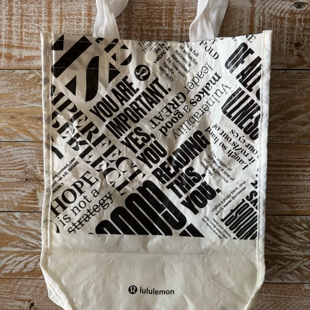 Lululemon Small Reusable Bag 🖤 White/Black Logo | Pre-Loved Excellent Condition - Image 4