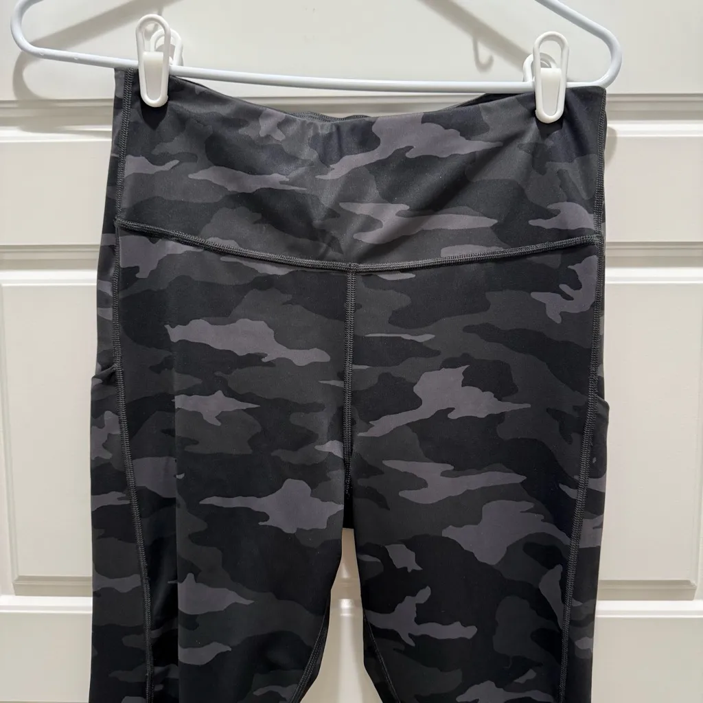 Athleta Ultimate 7/8 Tight Legging in Grey and Black Camo Medium - Image 4