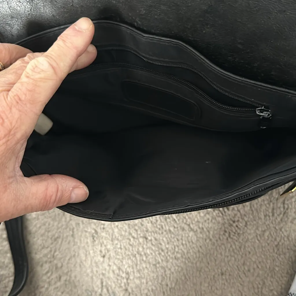 Vintage black leather bag
Tignanello - Image 6